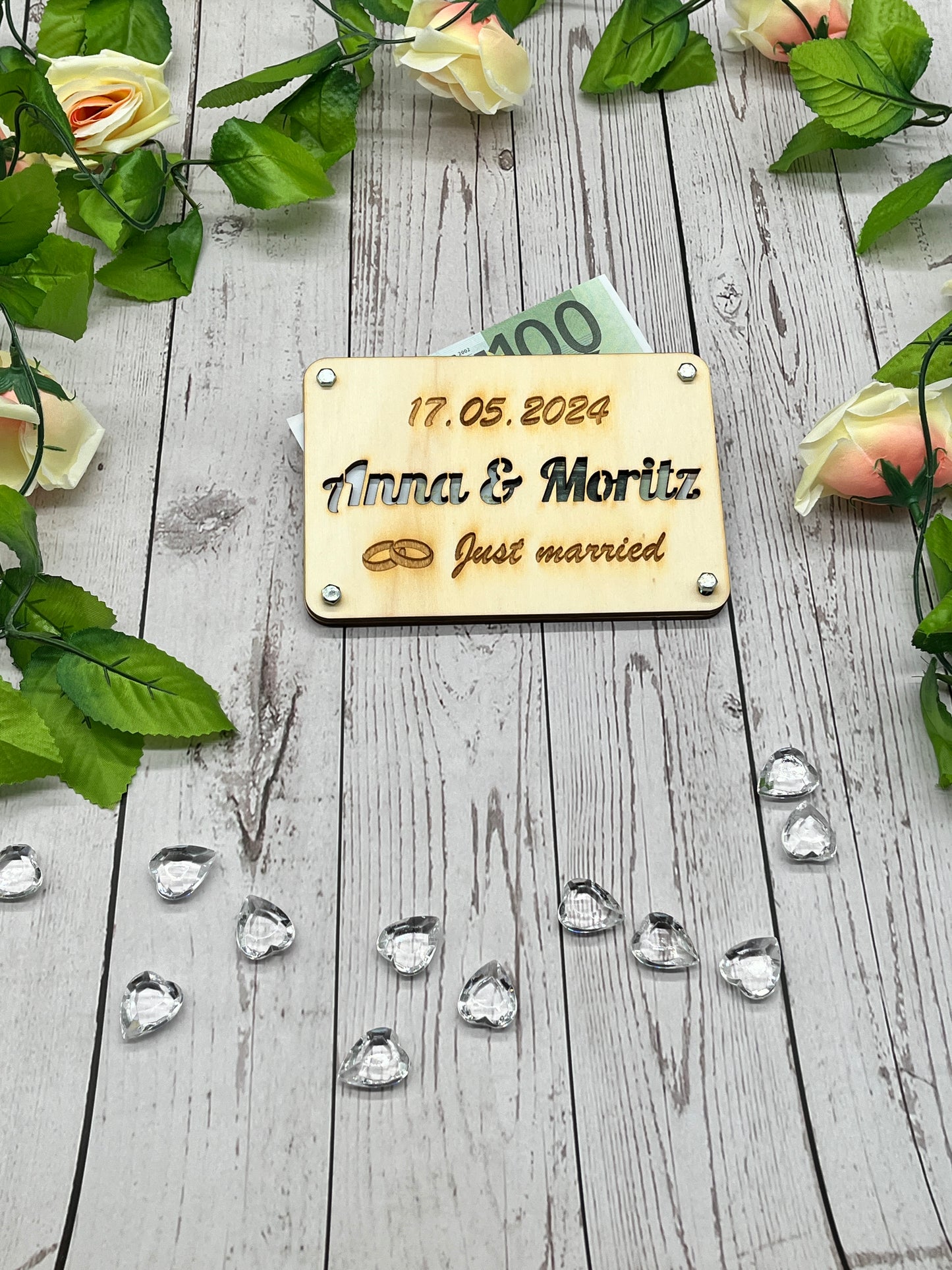 Geldgeschenkkarte aus Holz für Hochzeiten mit Datum und Namen des Brautpaares
