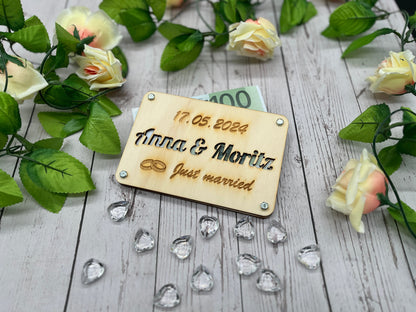 Geldgeschenkkarte aus Holz für Hochzeiten mit Datum und Namen des Brautpaares