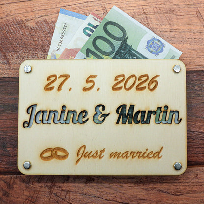 Geldgeschenkkarte aus Holz für Hochzeiten mit Datum und Namen des Brautpaares