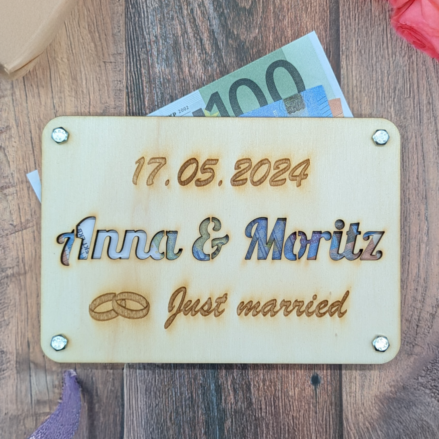 Geldgeschenkkarte aus Holz für Hochzeiten mit Datum und Namen des Brautpaares