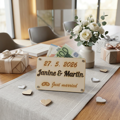 Geldgeschenkkarte aus Holz für Hochzeiten mit Datum und Namen des Brautpaares